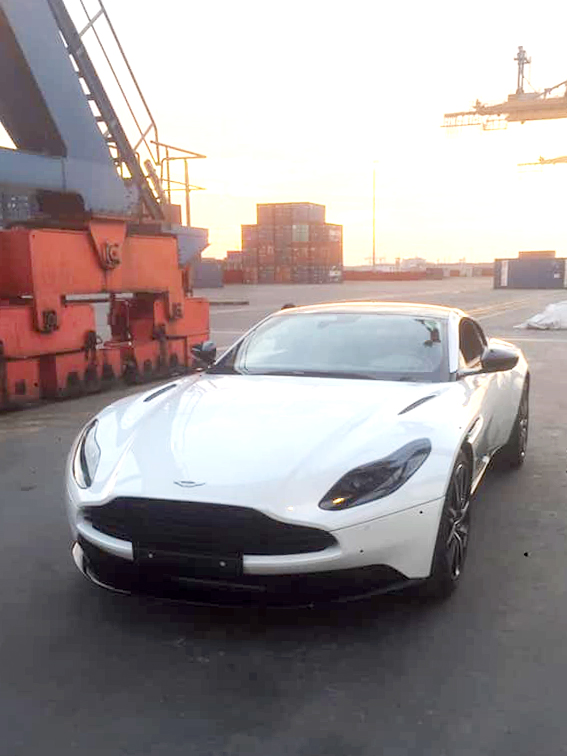 aston-martin-db11-v8-thu-5-tai-viet-nam-2-1567585397344654280099