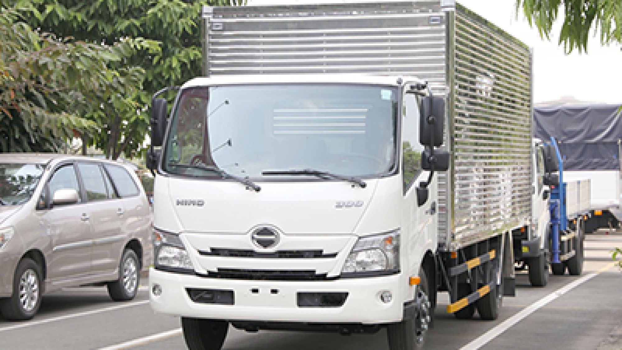 CẬN CẢNH XE TẢI HẠNG NHẸ HINO XZU 2021 CHẠY PHỐ CŨNG TIỆN, CHẠY ĐƯỜNG TRƯỜNG CŨNG HAY